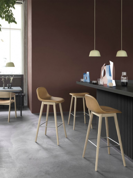 FIBER BAR STOOL s opierkou, drevená podnož